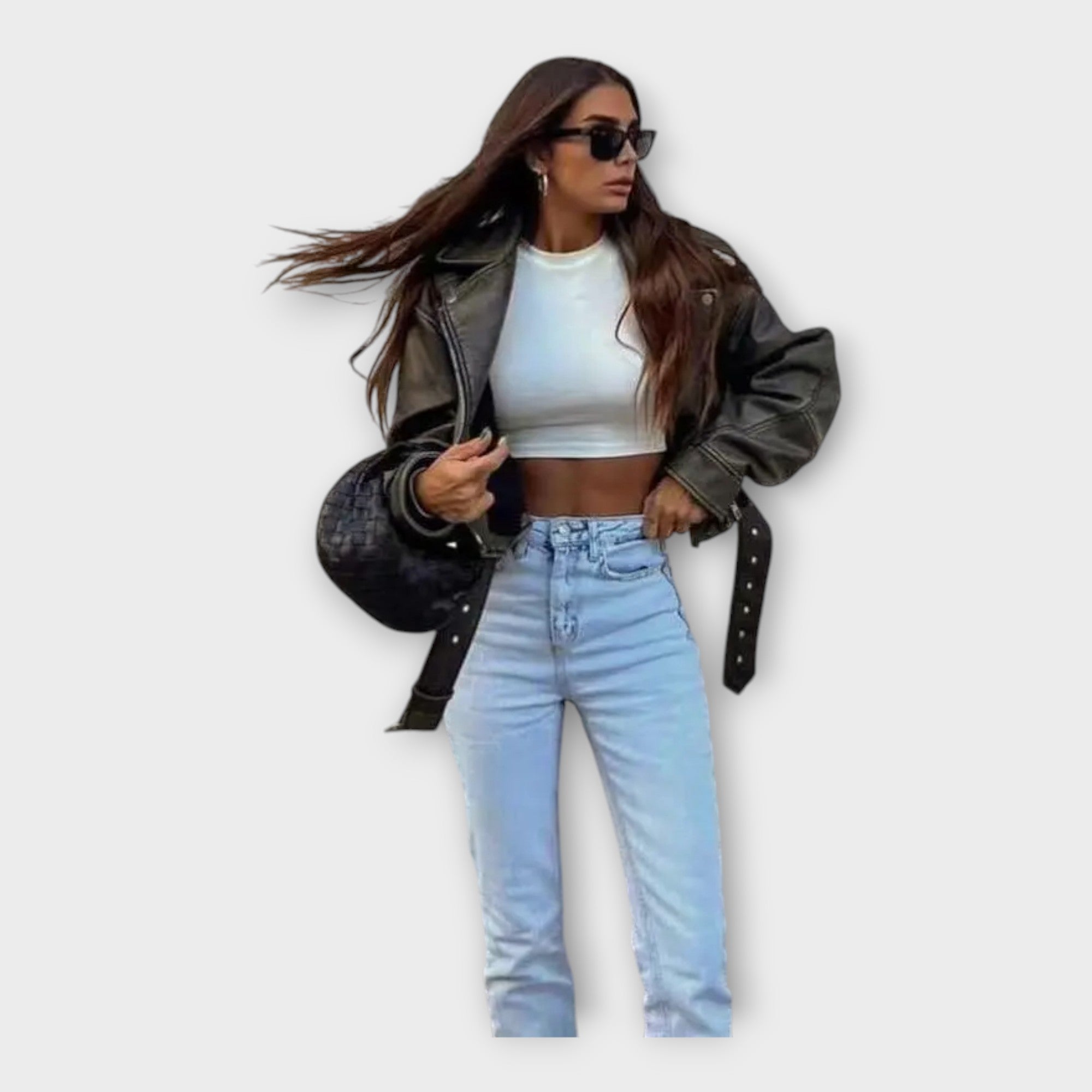 NOIR™ – KORT JAKKE I LÆDERLOOK MED BÆLTE