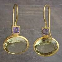 Retro guldøreringe med grønne krystaller