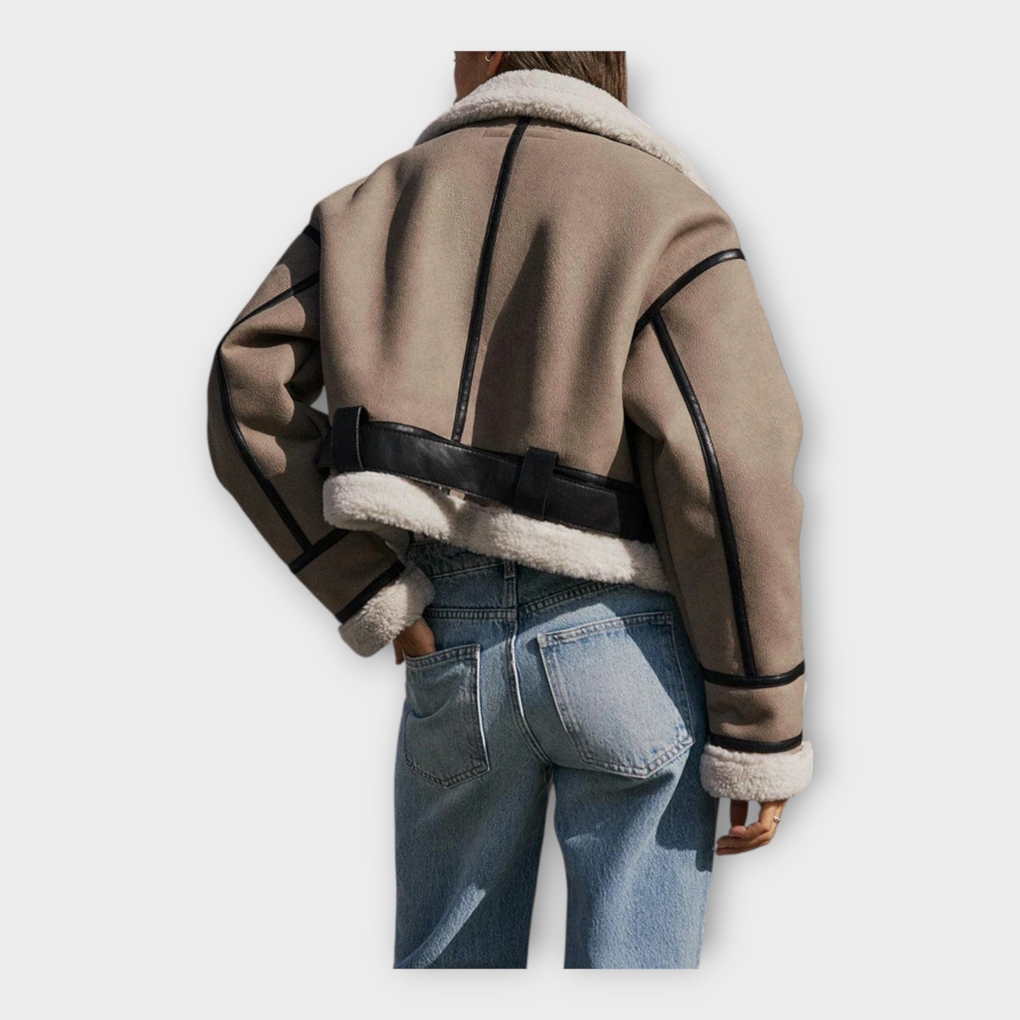 FORET LÆDERLOOK-JAKKE MED BÆLTE